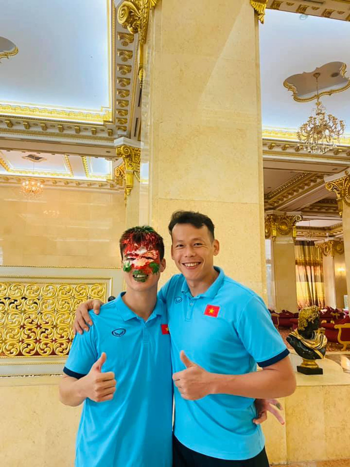 Duy Mạnh ngượng ngùng khi được tuyển Việt Nam tổ chức mừng sinh nhật hoành tráng, hết hồn với diện mạo mới của nam cầu thủ sau màn ăn mừng truyền thống  - Ảnh 4.