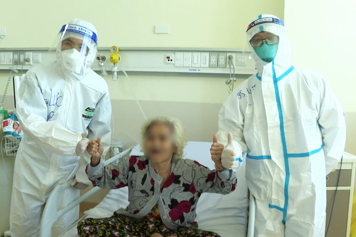 Các cụ bà mắc Covid-19 từng được chẩn đoán không qua khỏi nghẹn ngào khi bác sĩ ra kí hiệu cho về nhà - Ảnh 1.
