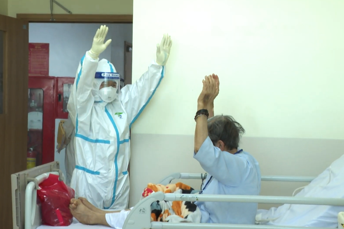 Các cụ bà mắc Covid-19 từng được chẩn đoán không qua khỏi nghẹn ngào khi bác sĩ ra kí hiệu cho về nhà - Ảnh 2.