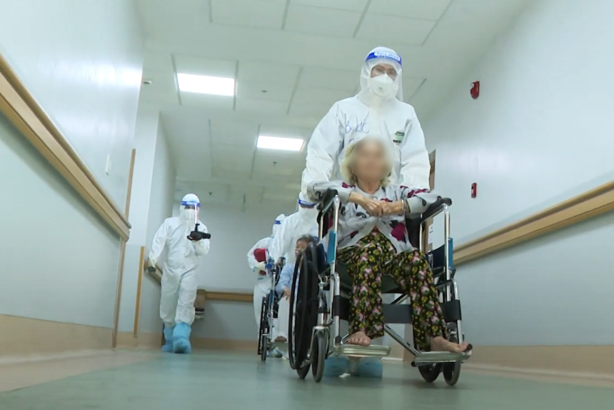 Các cụ bà mắc Covid-19 từng được chẩn đoán không qua khỏi nghẹn ngào khi bác sĩ ra kí hiệu cho về nhà - Ảnh 3.