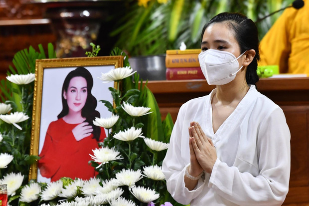 Em trai ruột cố ca sĩ Phi Nhung lập bàn thờ, đội tang chị ở Mỹ, lời tiễn biệt gây xúc động - Ảnh 5.