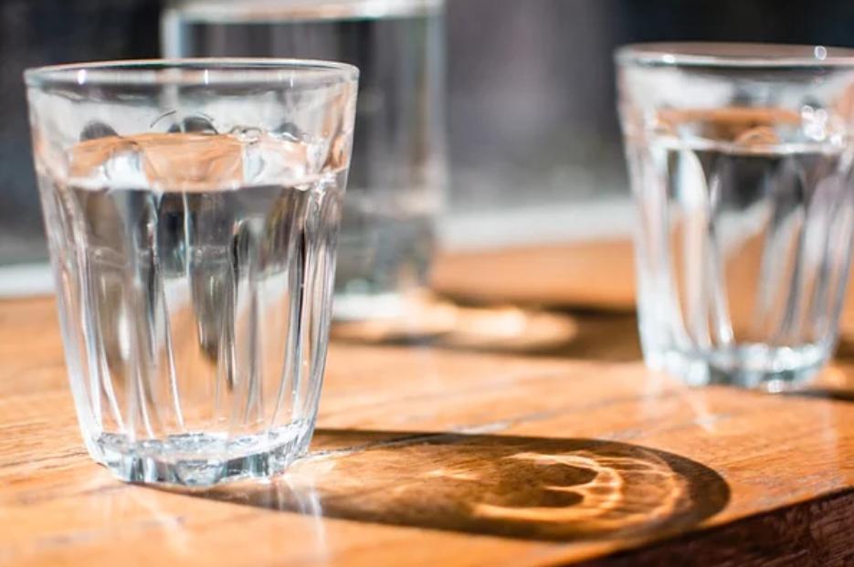 5 trường hợp cần rất cẩn trọng khi uống nước: Thói quen uống nước sai lầm chẳng đem lại lợi ích gì mà còn tổn hại tới sức khỏe! - Ảnh 1.