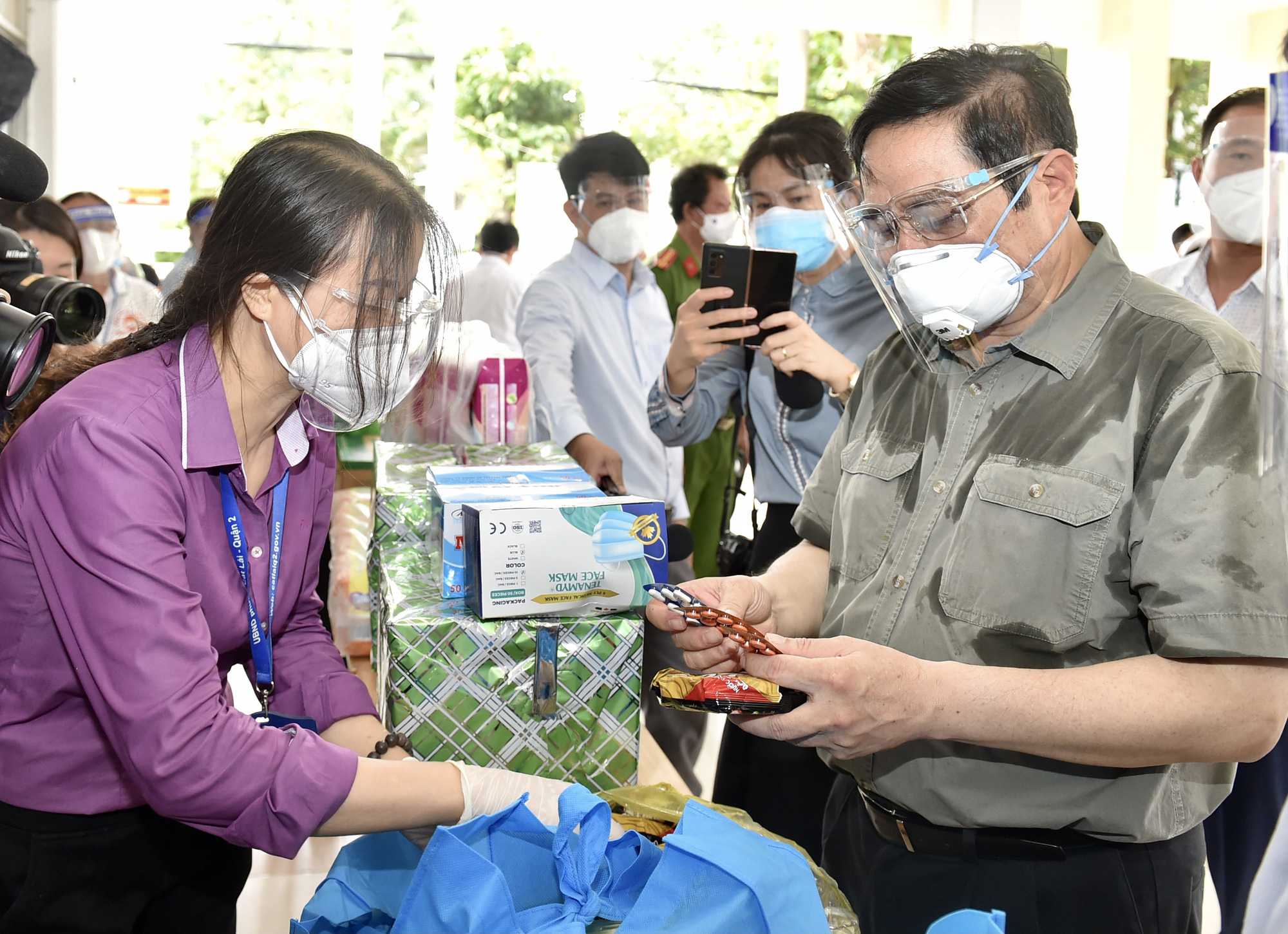 Hình ảnh đẫm mồ hôi của Thủ tướng trong các chuyến vi hành rất đặc biệt vào tâm dịch Covid-19 - Ảnh 2. Hình ảnh đẫm mồ hôi của Thủ tướng trong các chuyến vi hành rất đặc biệt vào tâm dịch Covid-19 - Ảnh 2.