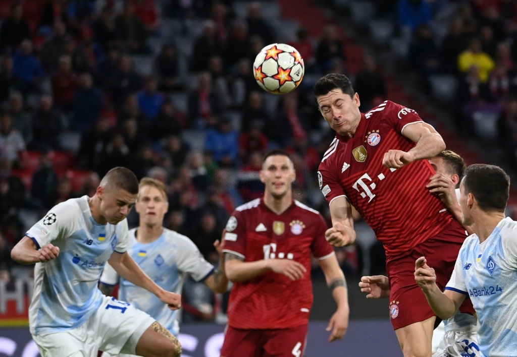 &quot;Sát thủ&quot; Lewandowski lập cú đúp, Bayern tiếp tục &quot;hủy diệt&quot; bảng đấu có sự góp mặt của Barcelona - Ảnh 2.