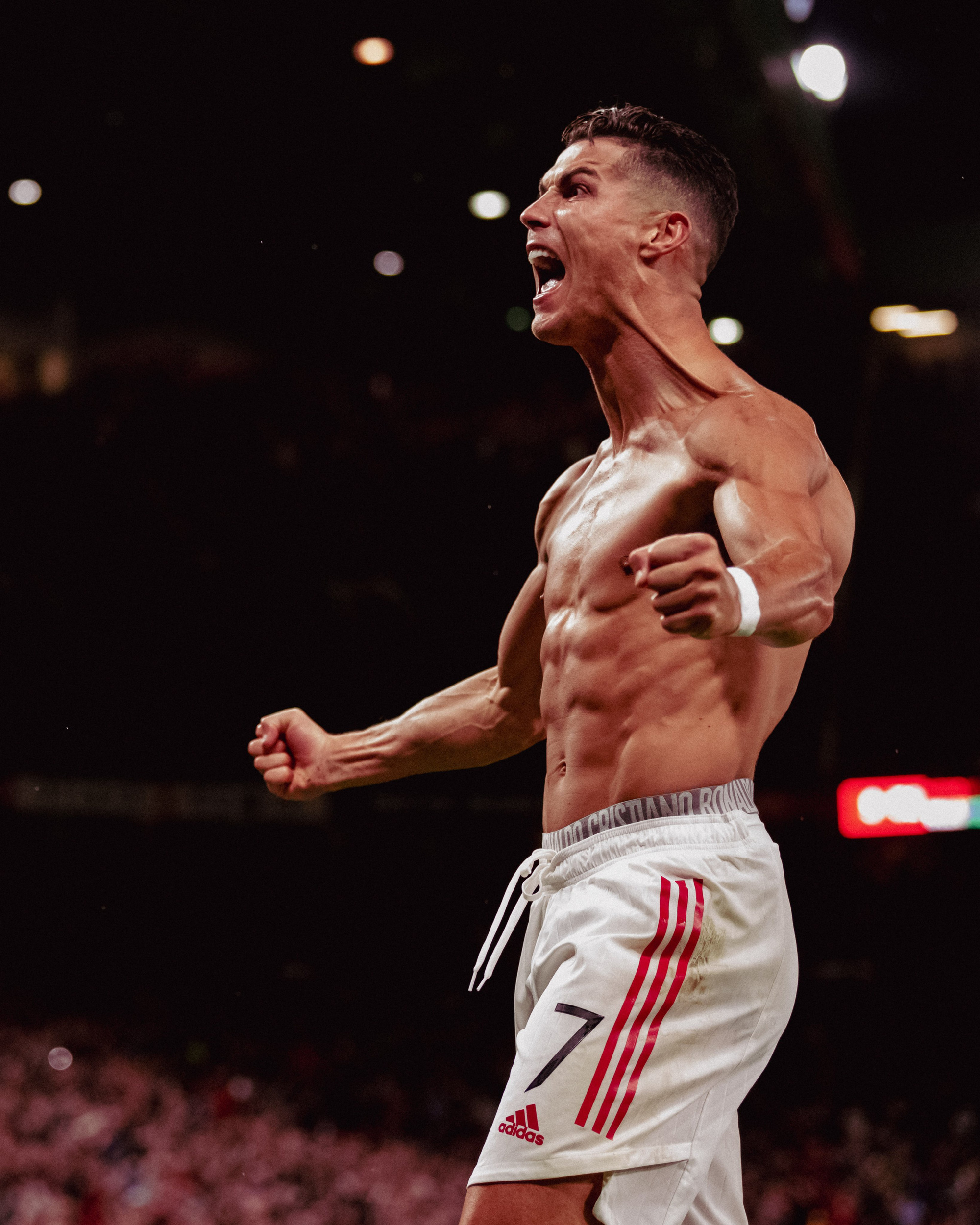 Cận cảnh cơ bắp cuồn cuộn, đẹp như tạc tượng của Ronaldo