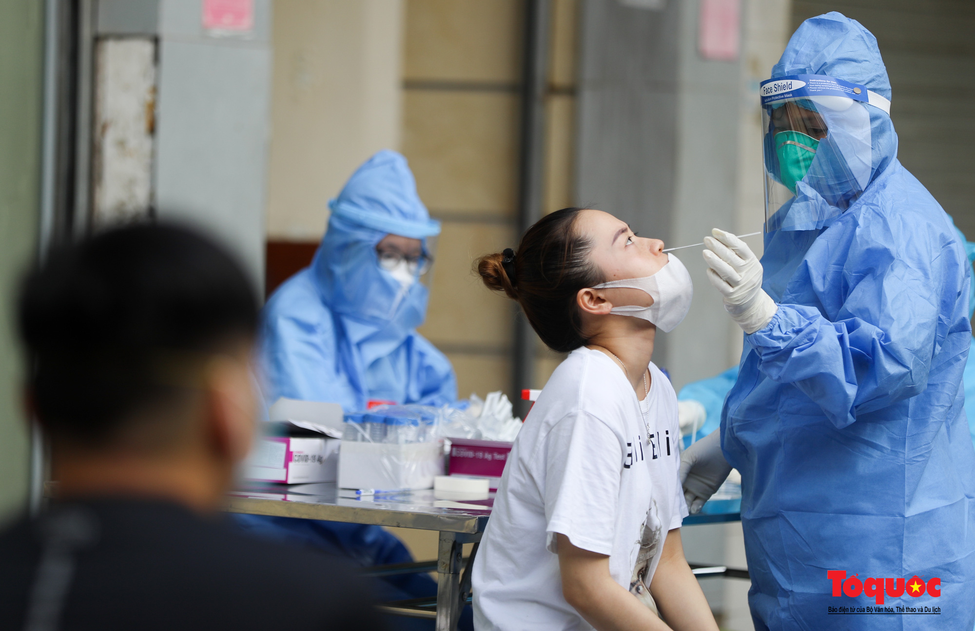 Hà Nội: Lấy mẫu xét nghiệm SARS-CoV-2 cho những người liên quan đến F0 tại bệnh viện Việt Đức  - Ảnh 7.