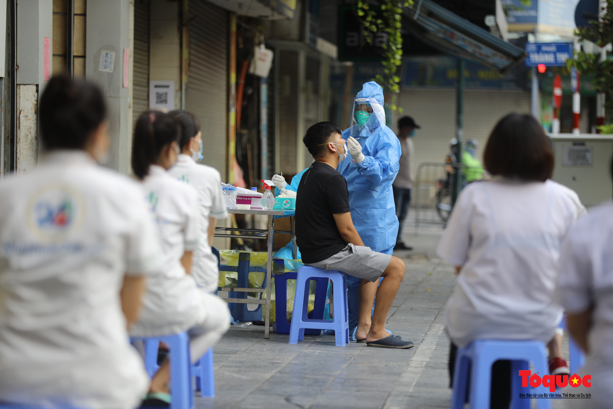 Hà Nội: Lấy mẫu xét nghiệm SARS-CoV-2 cho những người liên quan đến F0 tại bệnh viện Việt Đức  - Ảnh 6.