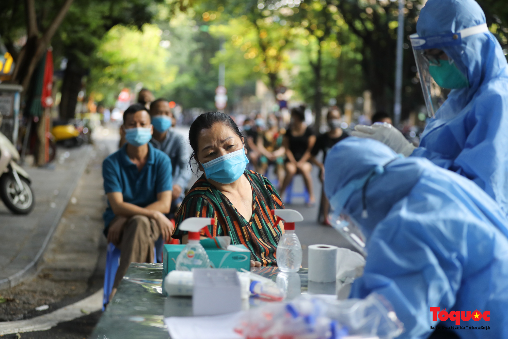 Hà Nội: Lấy mẫu xét nghiệm SARS-CoV-2 cho những người liên quan đến F0 tại bệnh viện Việt Đức  - Ảnh 12.
