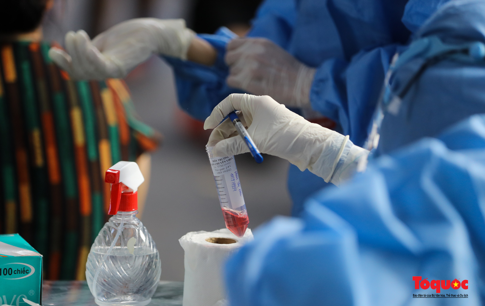 Hà Nội: Lấy mẫu xét nghiệm SARS-CoV-2 cho những người liên quan đến F0 tại bệnh viện Việt Đức  - Ảnh 13.
