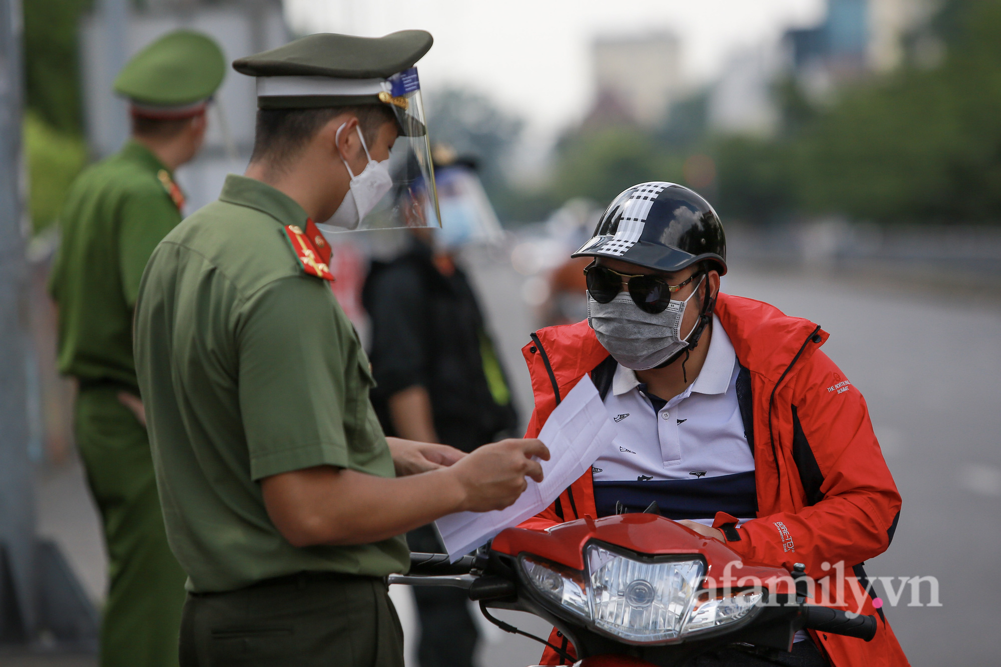 Hà Nội: 39 chốt phân vùng phòng dịch được kích hoạt - Ảnh 12.