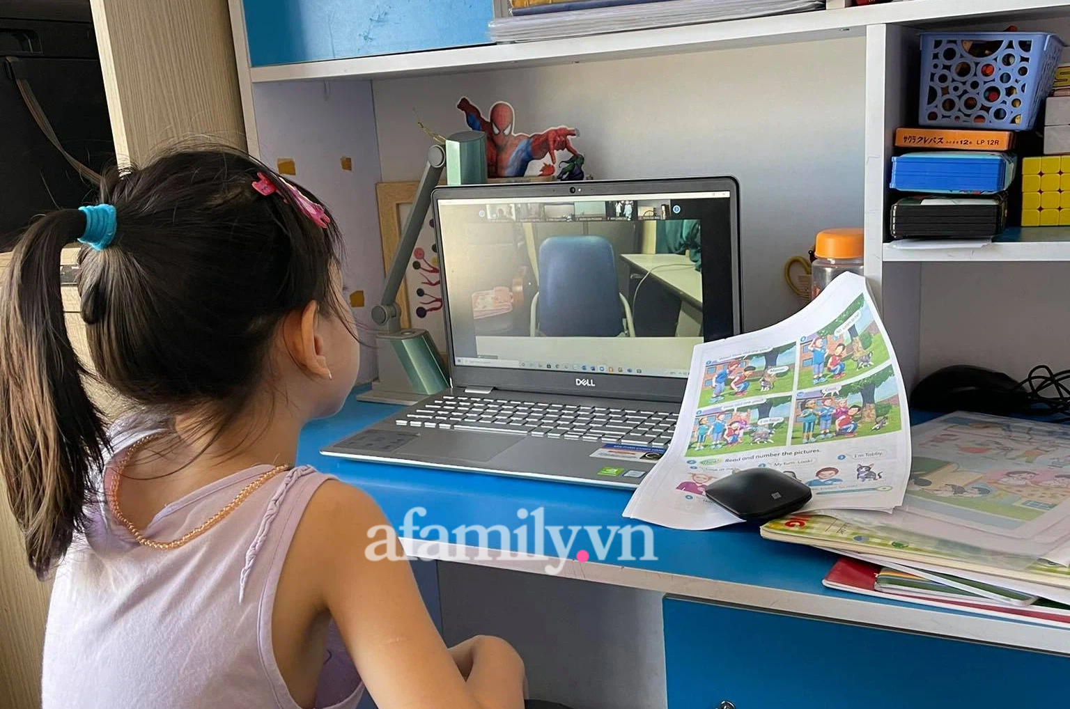Phụ huynh nghèo khó khăn khi con học online: Chắt bóp cả tháng để mắc wifi, có 1 chiếc máy tính là chuyện xa vời - Ảnh 2.