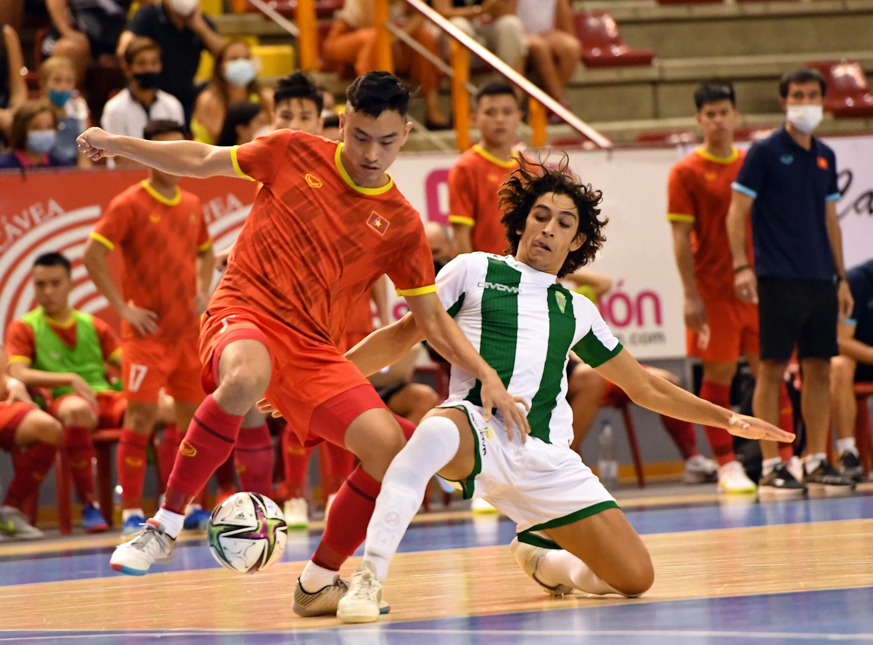 Khán giả Tây Ban Nha đến ủng hộ, đội tuyển futsal Việt Nam kết thúc chuyến tập huấn - Ảnh 4.