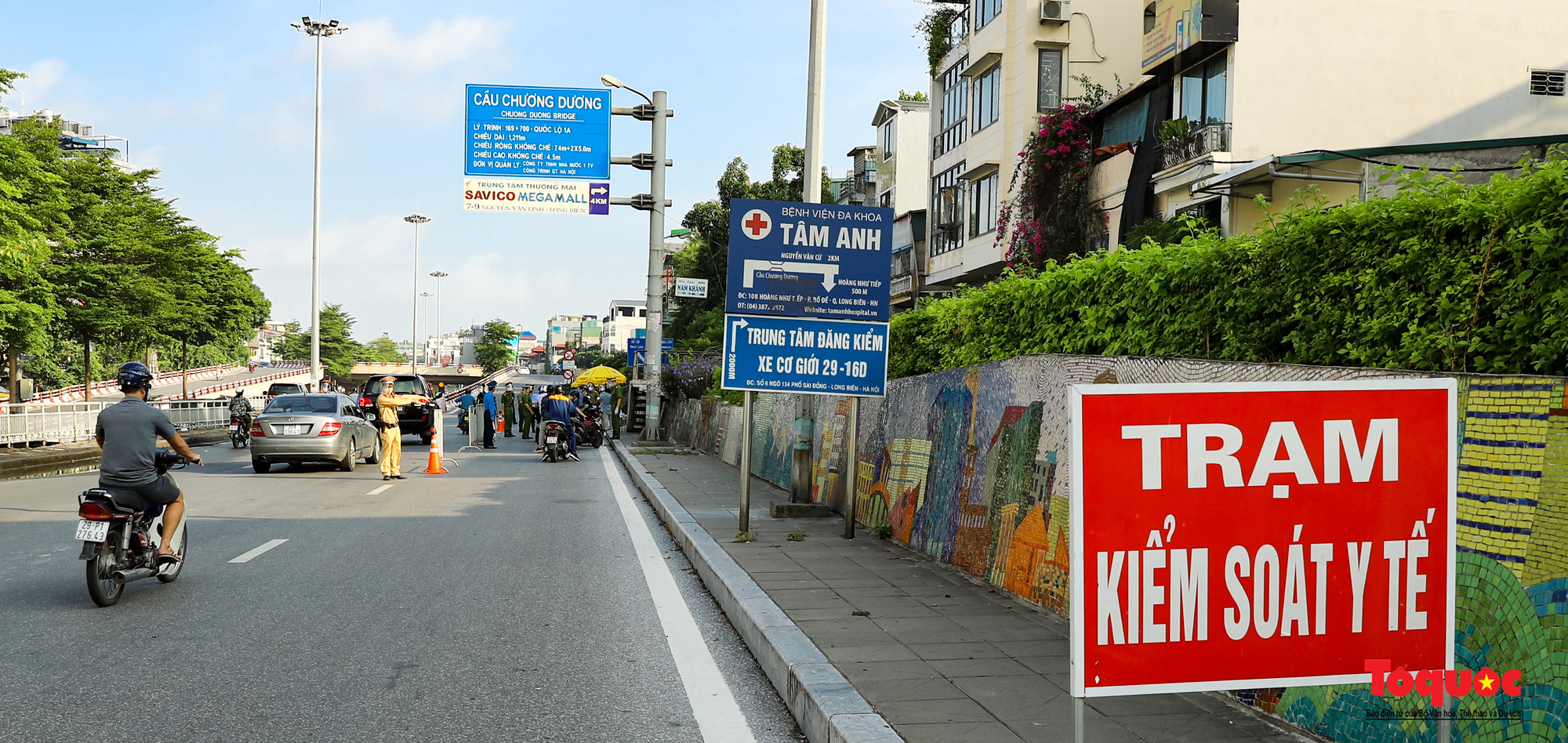 Hà Nội: Ngày đầu tiên triển khai chốt trực kiểm soát đi lại giữa &quot;vùng đỏ&quot; và &quot;vùng xanh&quot; - Ảnh 10.