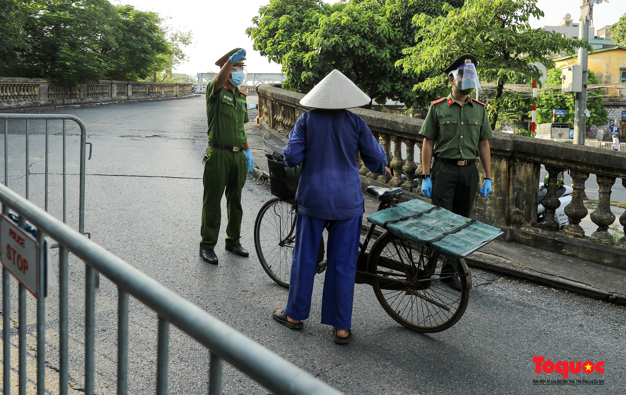 Hà Nội: Ngày đầu tiên triển khai chốt trực kiểm soát đi lại giữa &quot;vùng đỏ&quot; và &quot;vùng xanh&quot; - Ảnh 8.