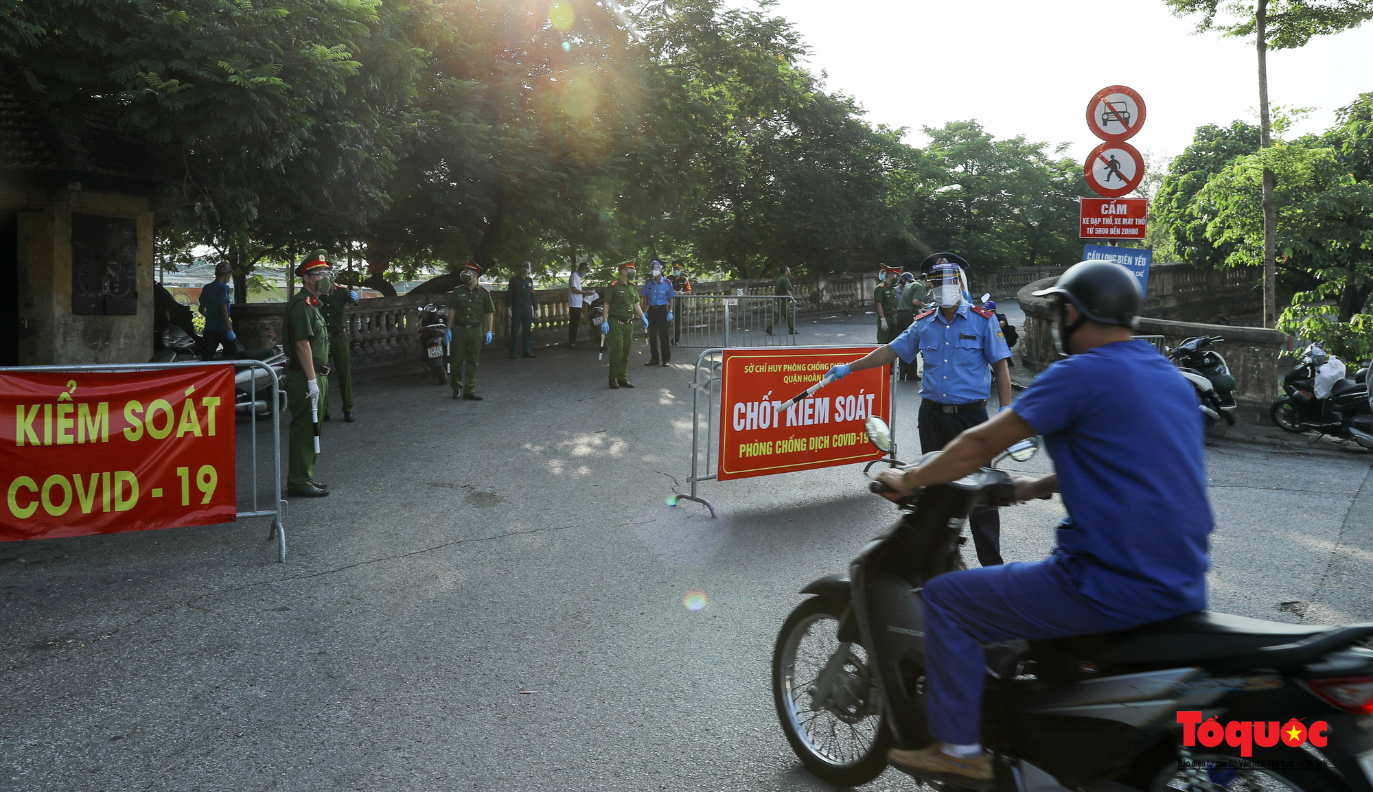 Hà Nội: Ngày đầu tiên triển khai chốt trực kiểm soát đi lại giữa &quot;vùng đỏ&quot; và &quot;vùng xanh&quot; - Ảnh 9.