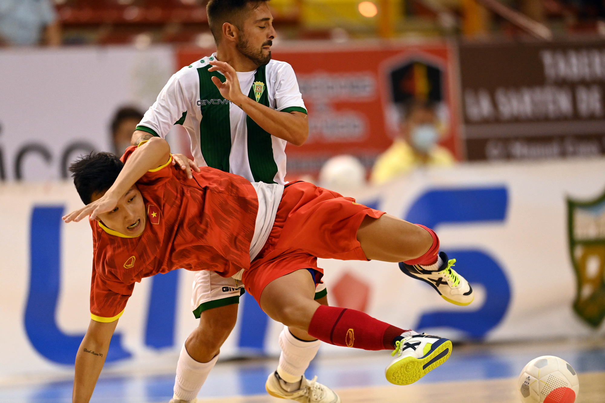 Khán giả Tây Ban Nha đến ủng hộ, đội tuyển futsal Việt Nam kết thúc chuyến tập huấn - Ảnh 6.