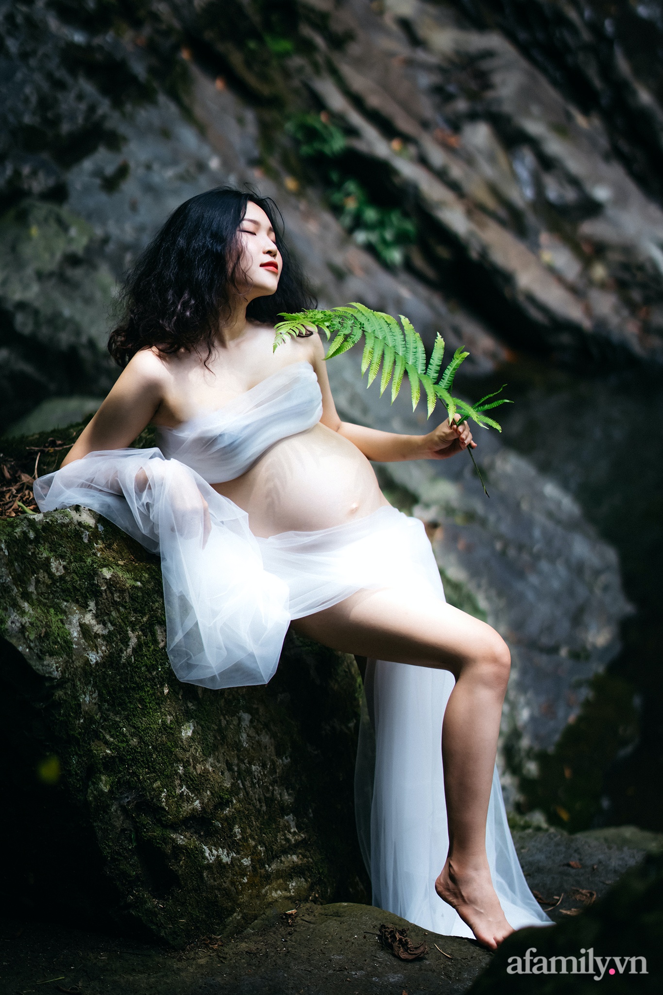 Sau sinh 2 tháng tái xuất đẹp nuột nà, mẹ bỉm tiết lộ đều đặn uống 2 thứ này, trong đó có rượu vang - Ảnh 1.