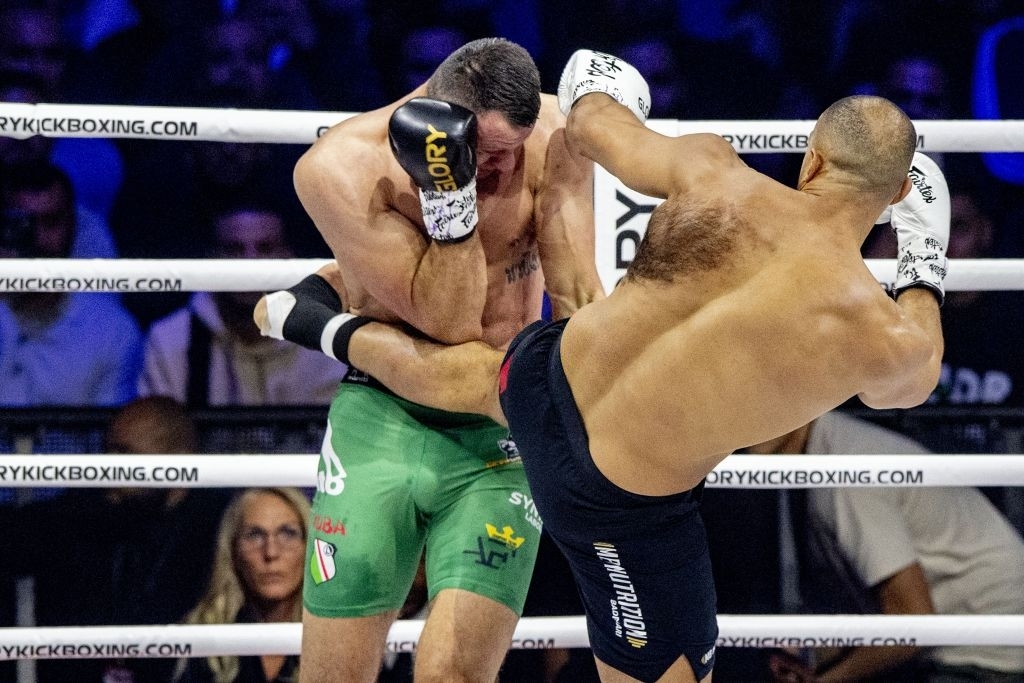 Mất cảnh giác, &quot;Bad Boy&quot; Badr Hari nhận trận thua bằng knock-out gây sốc  - Ảnh 2.