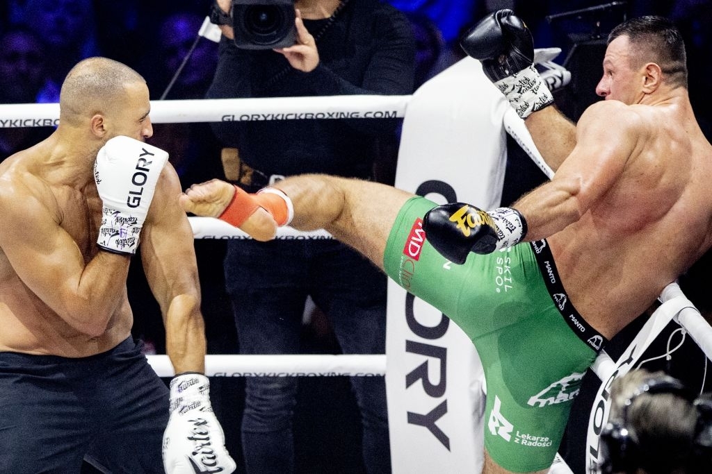 Mất cảnh giác, &quot;Bad Boy&quot; Badr Hari nhận trận thua bằng knock-out gây sốc  - Ảnh 3.