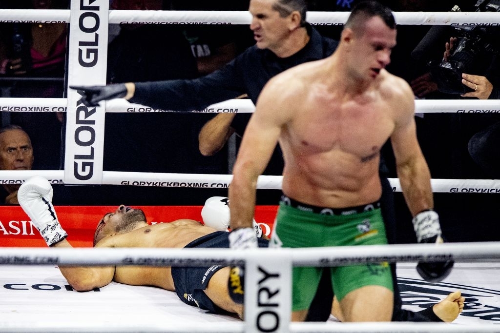 Mất cảnh giác, &quot;Bad Boy&quot; Badr Hari nhận trận thua bằng knock-out gây sốc  - Ảnh 4.