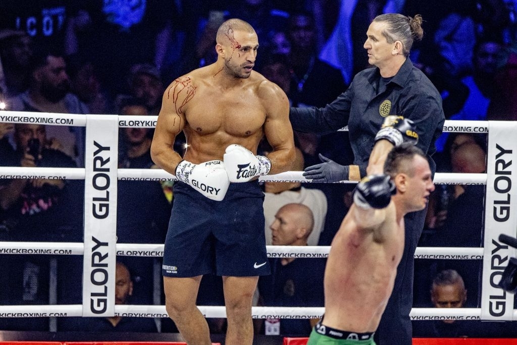 Mất cảnh giác, &quot;Bad Boy&quot; Badr Hari nhận trận thua bằng knock-out gây sốc  - Ảnh 5.
