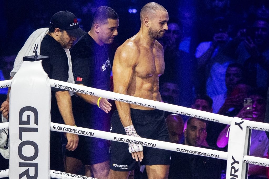Mất cảnh giác, &quot;Bad Boy&quot; Badr Hari nhận trận thua bằng knock-out gây sốc  - Ảnh 7.
