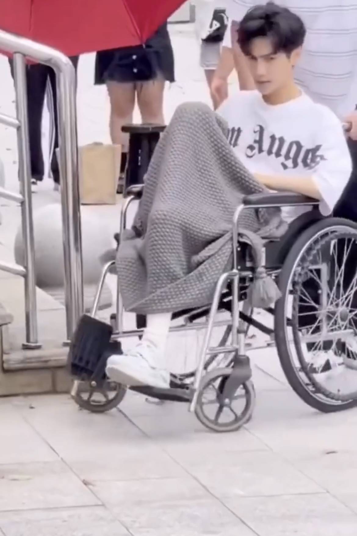 Showbiz choáng nặng trước hình ảnh mỹ nam Bên Nhau Trọn Đời ngồi xe lăn, gầy rộc như cụ già 80 tuổi - Ảnh 4.