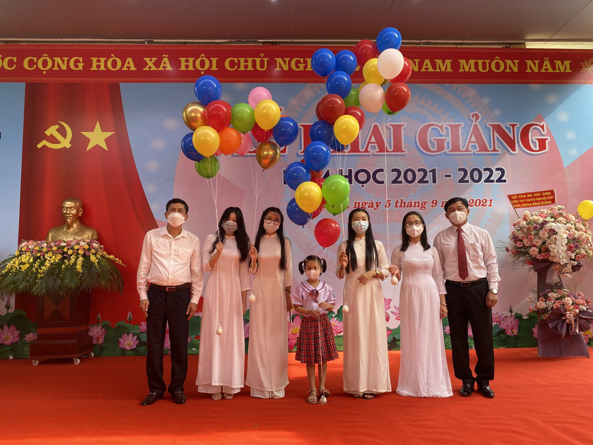 Hơn 1 triệu học sinh ở Xứ Nghệ đón khai giảng đặc biệt qua điện thoại và tivi - Ảnh 1.