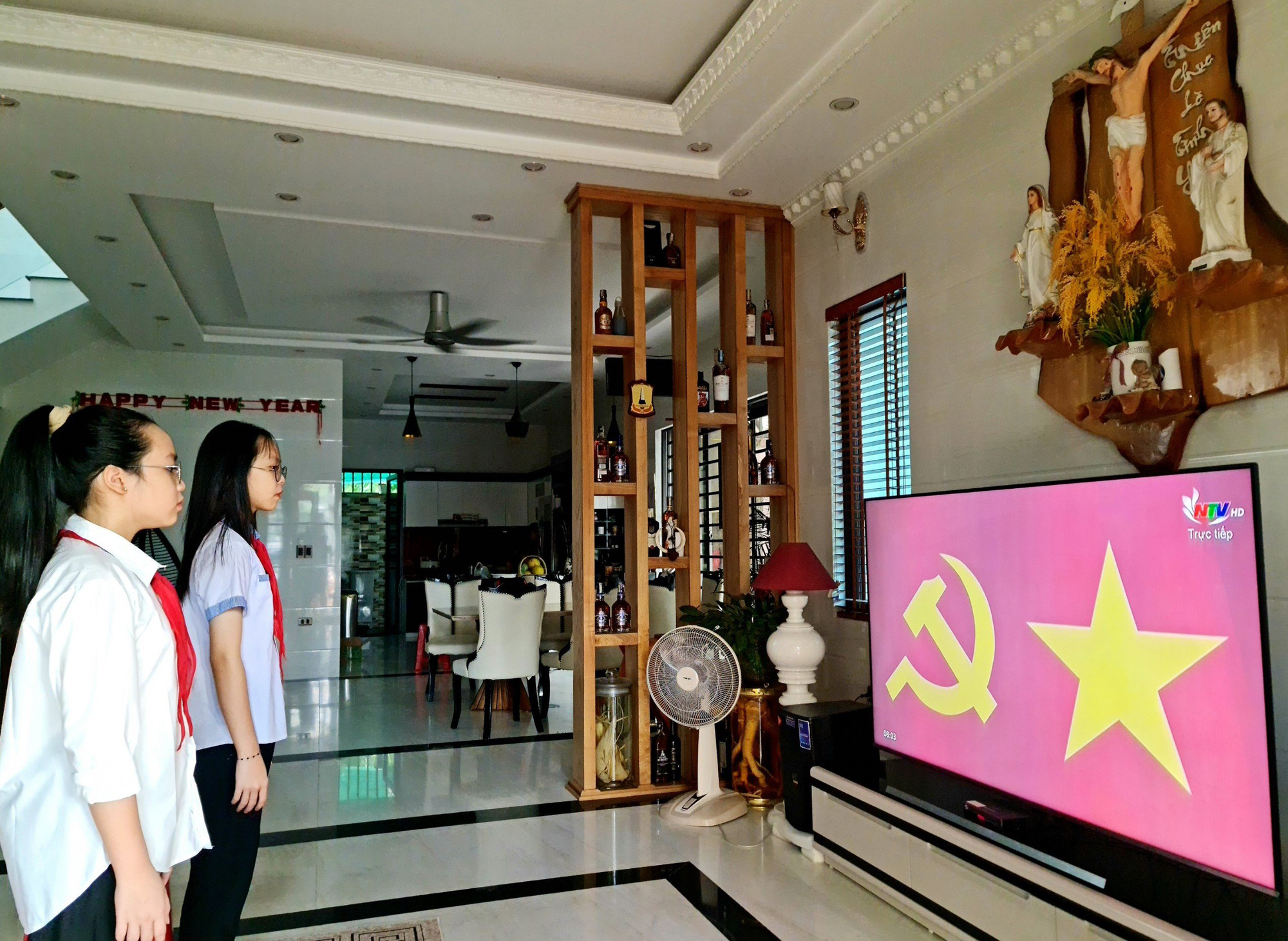Hơn 1 triệu học sinh ở Xứ Nghệ đón khai giảng đặc biệt qua điện thoại và tivi - Ảnh 10.