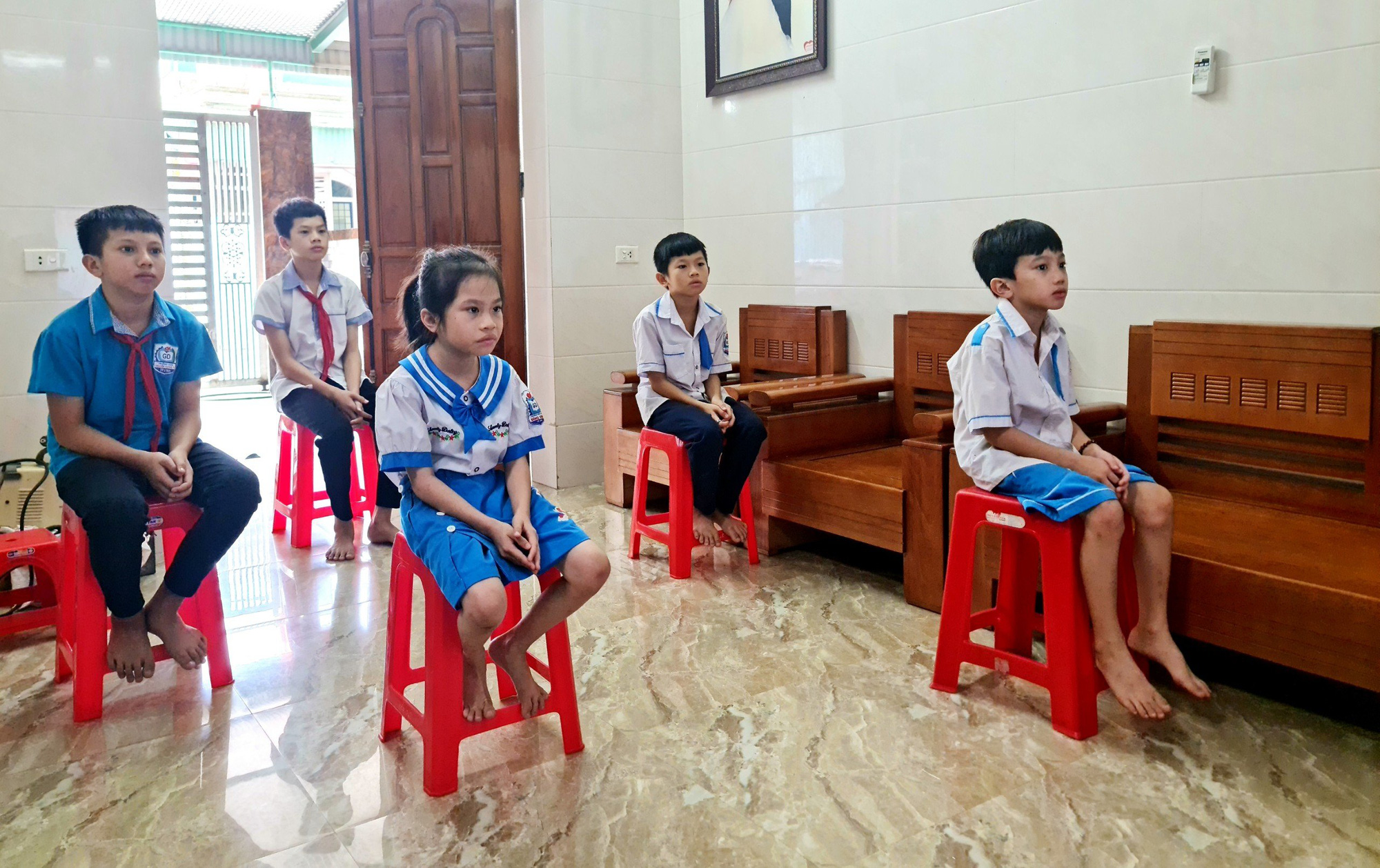 Hơn 1 triệu học sinh ở Xứ Nghệ đón khai giảng đặc biệt qua điện thoại và tivi - Ảnh 11.