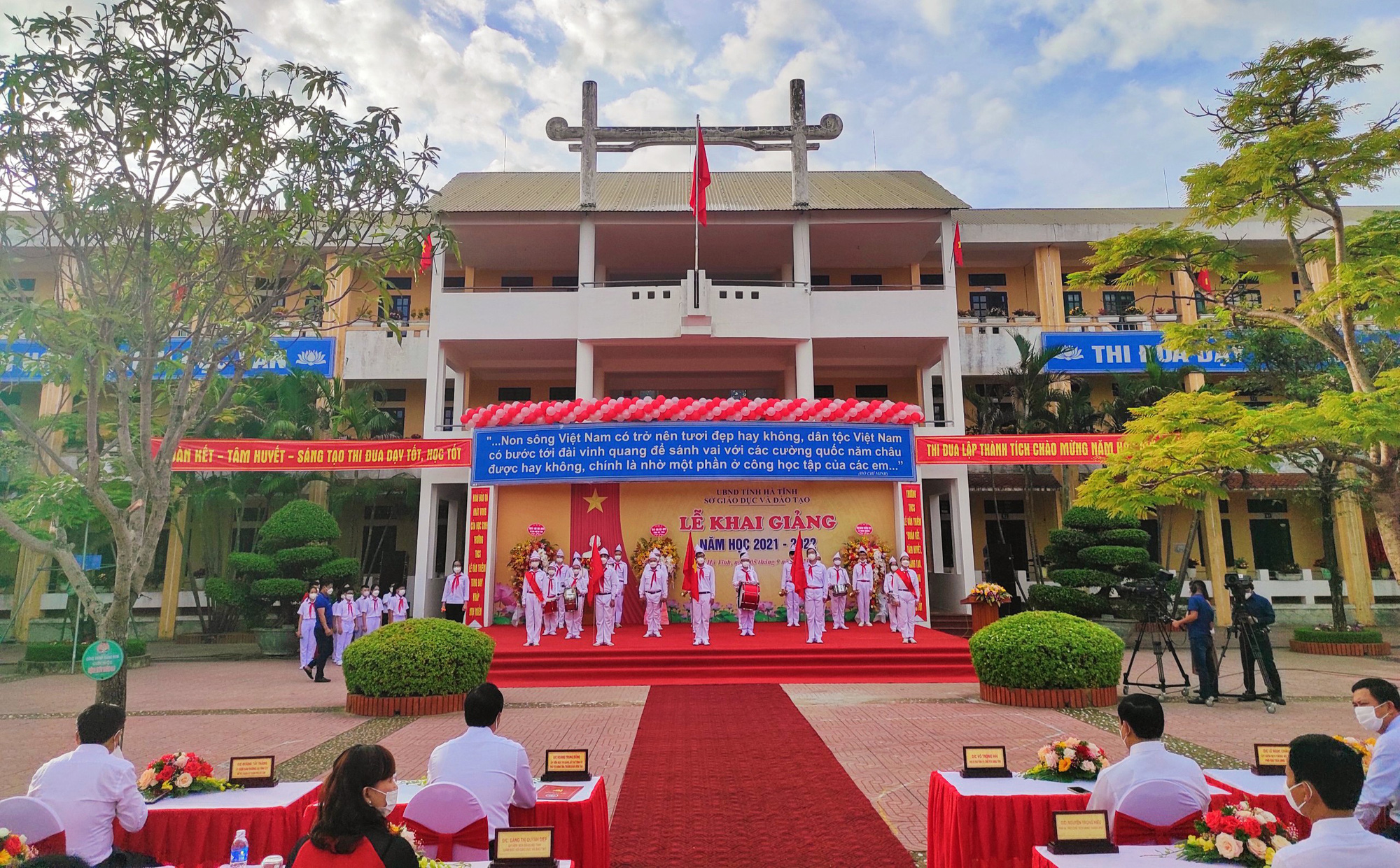 Hơn 1 triệu học sinh ở Xứ Nghệ đón khai giảng đặc biệt qua điện thoại và tivi - Ảnh 5.