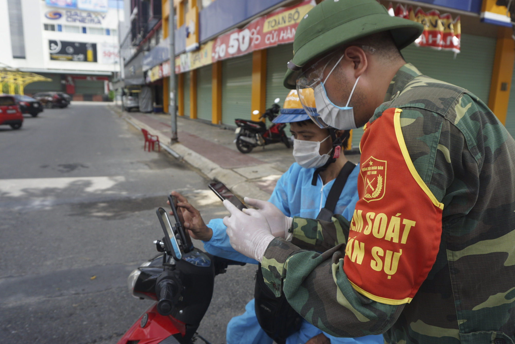 Được cấp Giấy đi đường bằng mã QR Code, người dân Đà Nẵng chỉ mất 5 giây để qua chốt kiểm soát - Ảnh 11.