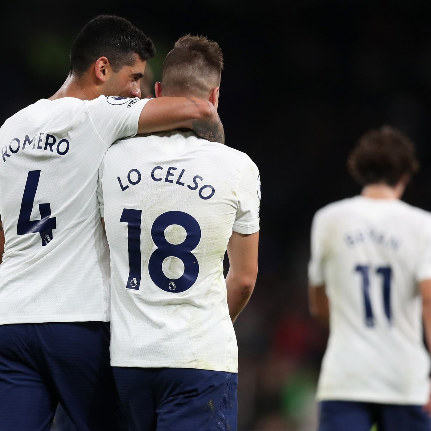 3 ngôi sao của Tottenham bị phạt vì... quá &quot;yêu nước&quot; - Ảnh 1.