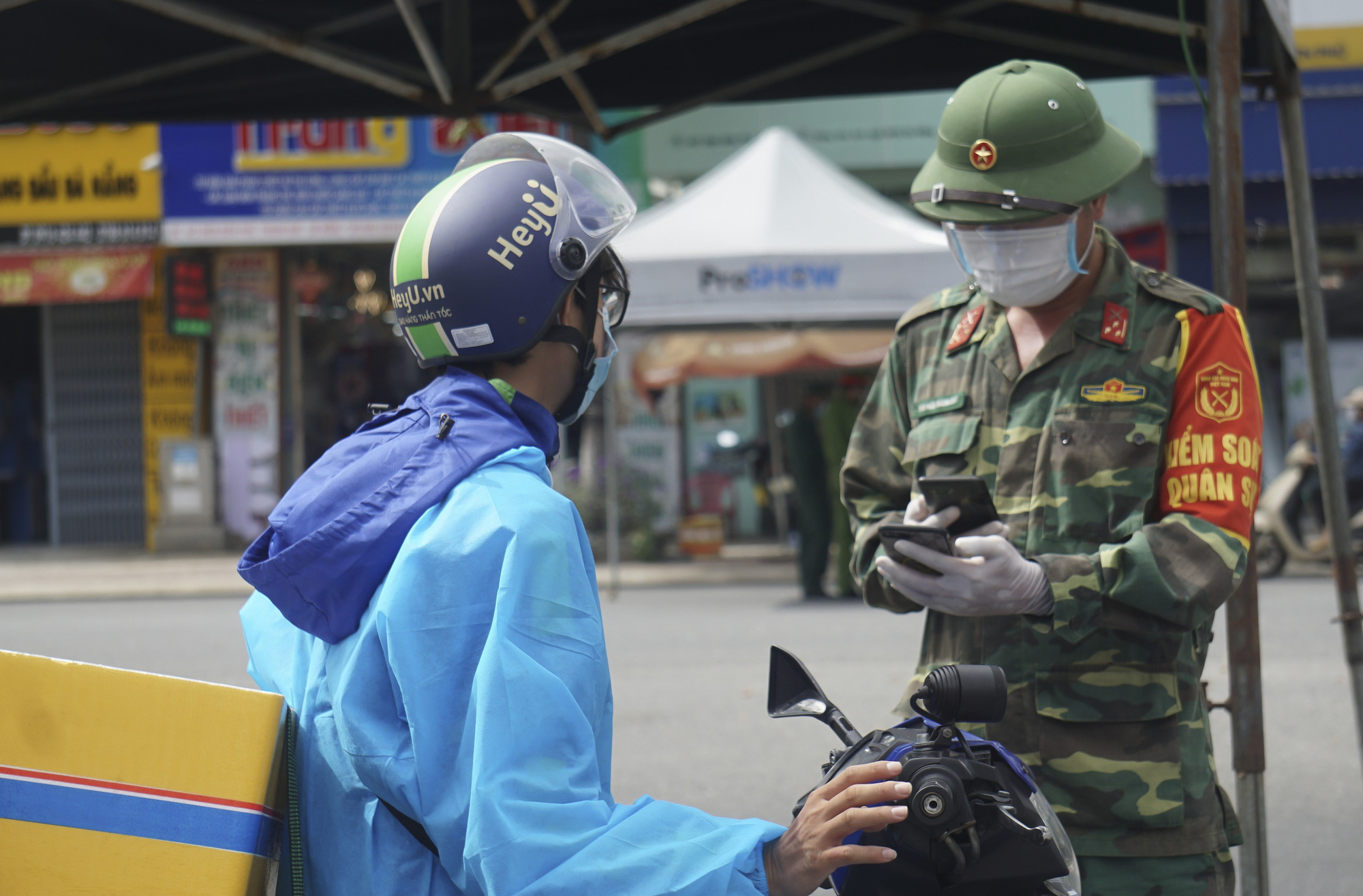 Được cấp Giấy đi đường bằng mã QR Code, người dân Đà Nẵng chỉ mất 5 giây để qua chốt kiểm soát - Ảnh 13.