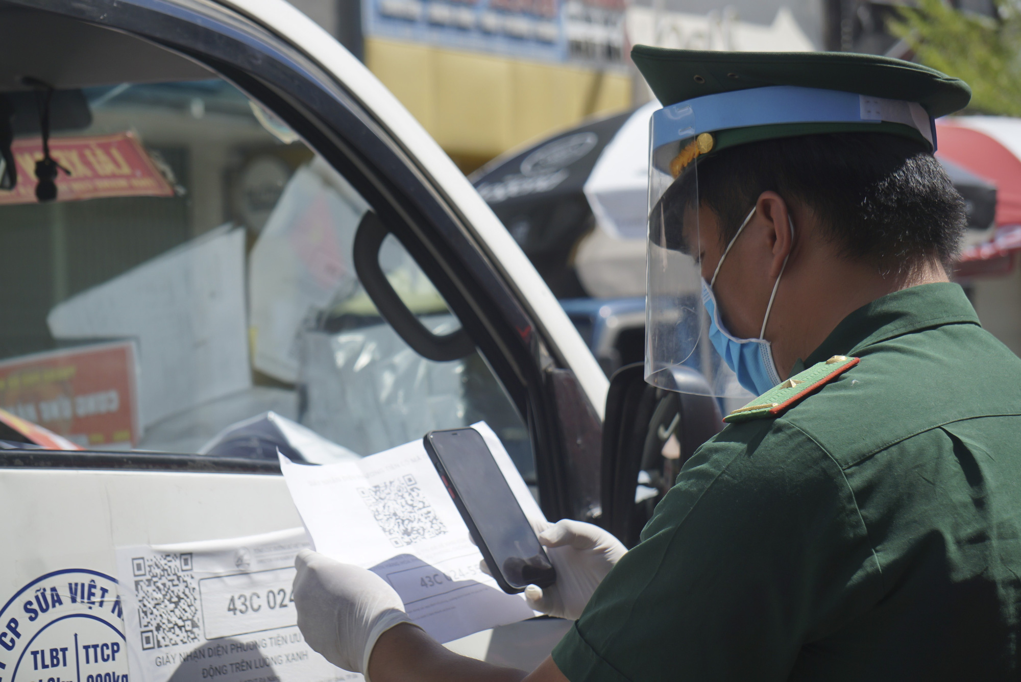 Được cấp Giấy đi đường bằng mã QR Code, người dân Đà Nẵng chỉ mất 5 giây để qua chốt kiểm soát - Ảnh 3.