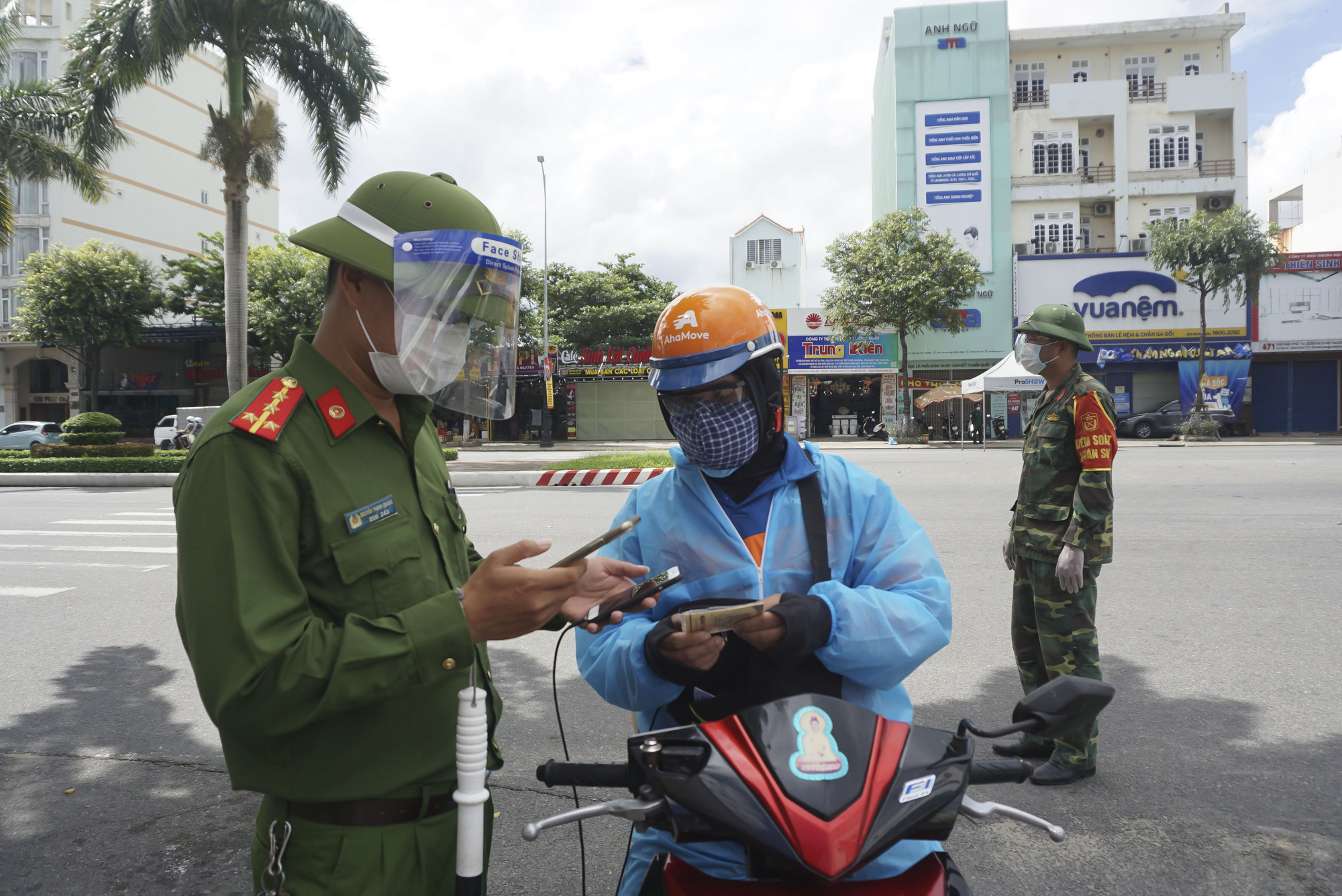 Được cấp Giấy đi đường bằng mã QR Code, người dân Đà Nẵng chỉ mất 5 giây để qua chốt kiểm soát - Ảnh 6.