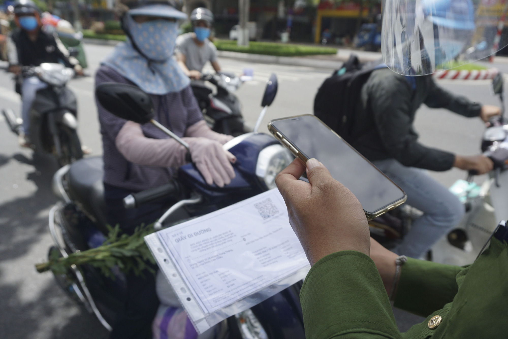 Được cấp Giấy đi đường bằng mã QR Code, người dân Đà Nẵng chỉ mất 5 giây để qua chốt kiểm soát - Ảnh 10.