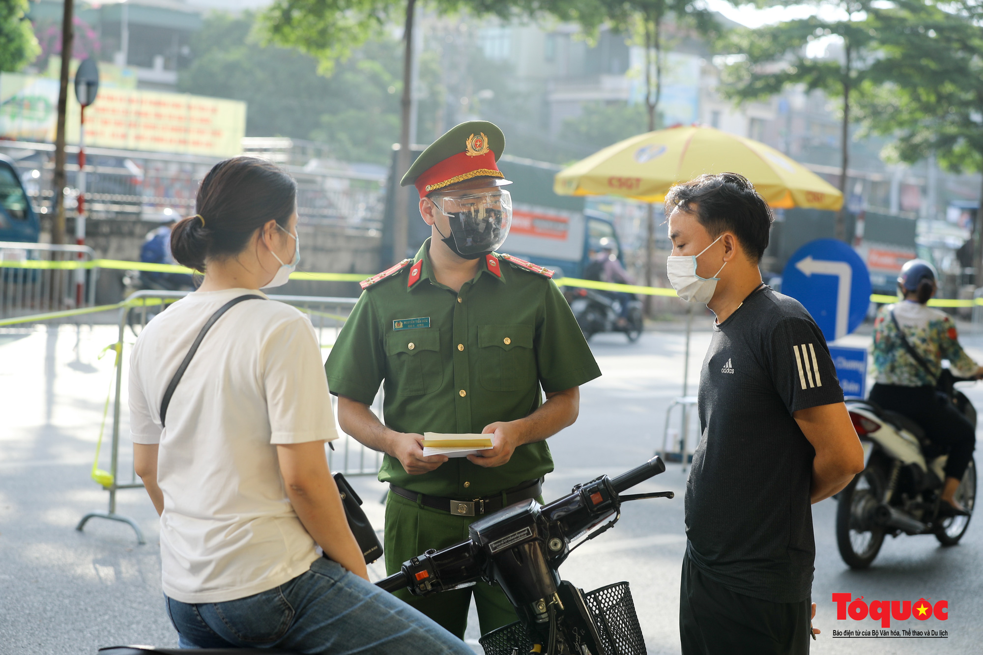 Hà Nội sẽ bắt đầu kiểm tra nghiêm giấy đi đường mới vào ngày 8/9 - Ảnh 12.