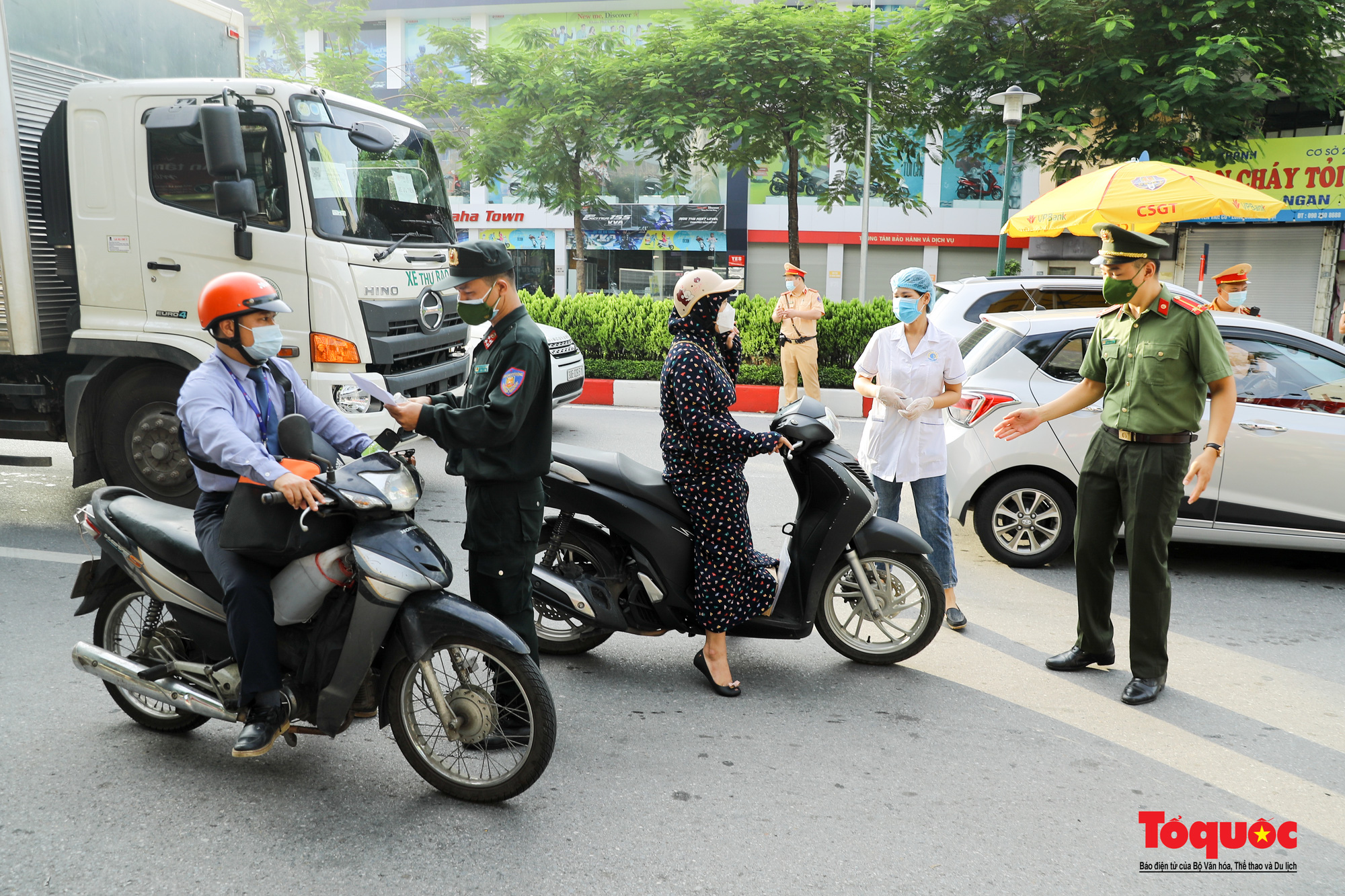Hà Nội sẽ bắt đầu kiểm tra nghiêm giấy đi đường mới vào ngày 8/9 - Ảnh 3.