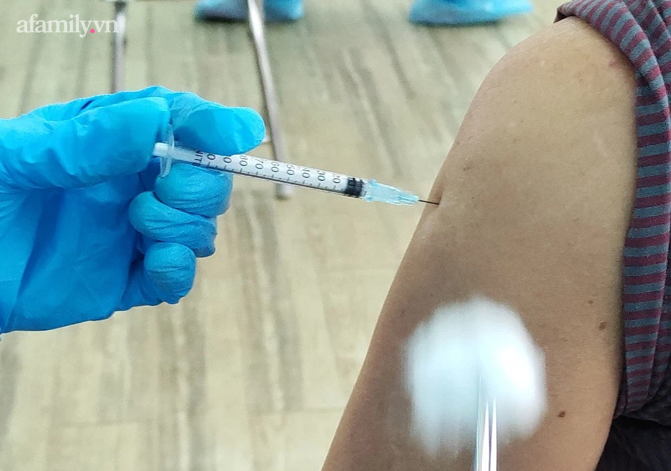HCM tiêm vắc xin Pfizer mũi 2 cho người tiêm mũi 1 Moderna: Người dân xin hướng dẫn, bác sĩ 
