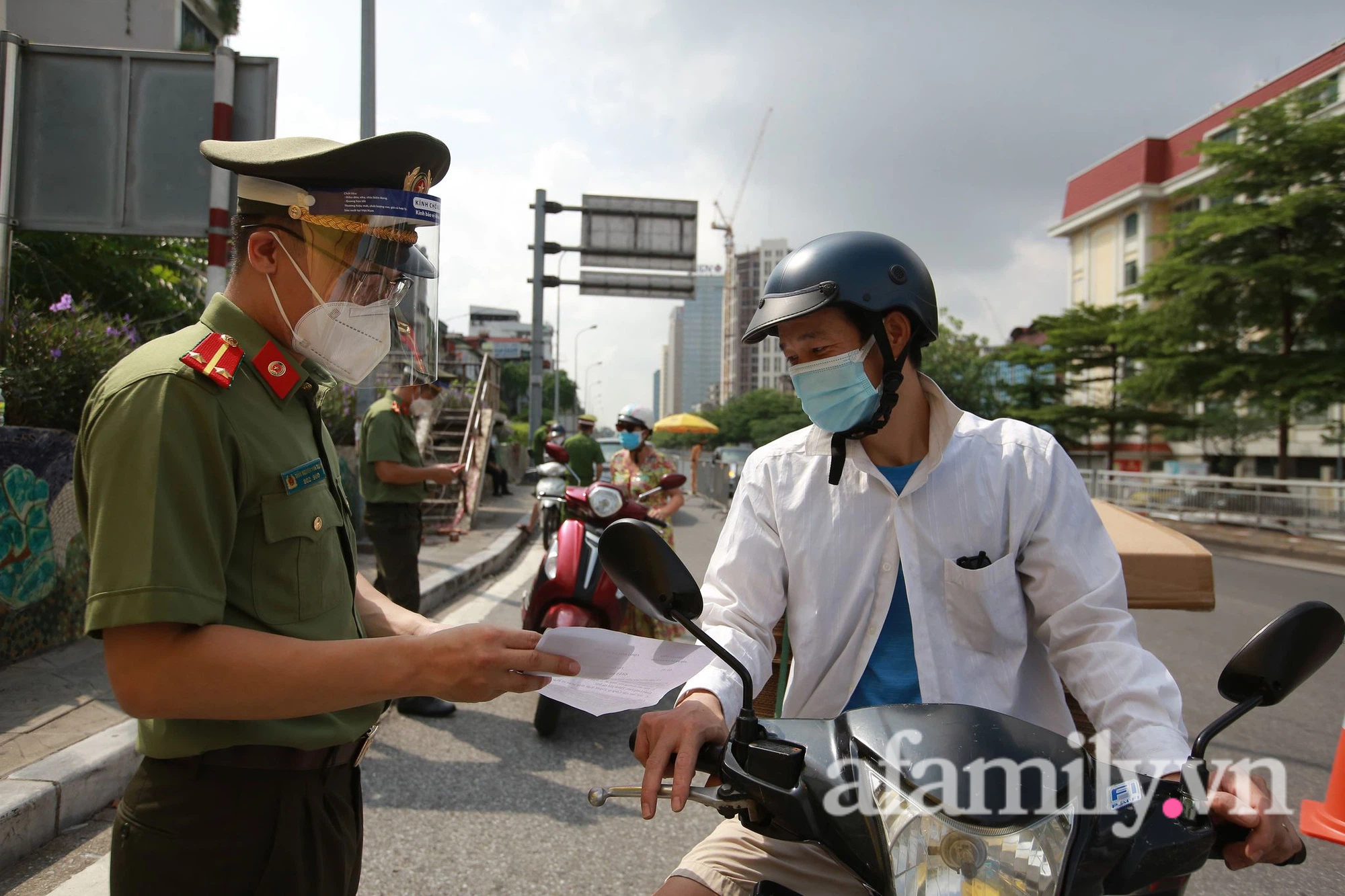 NÓNG: Hà Nội cho phép người dân tiếp tục sử dụng giấy đi đường cũ - Ảnh 1.