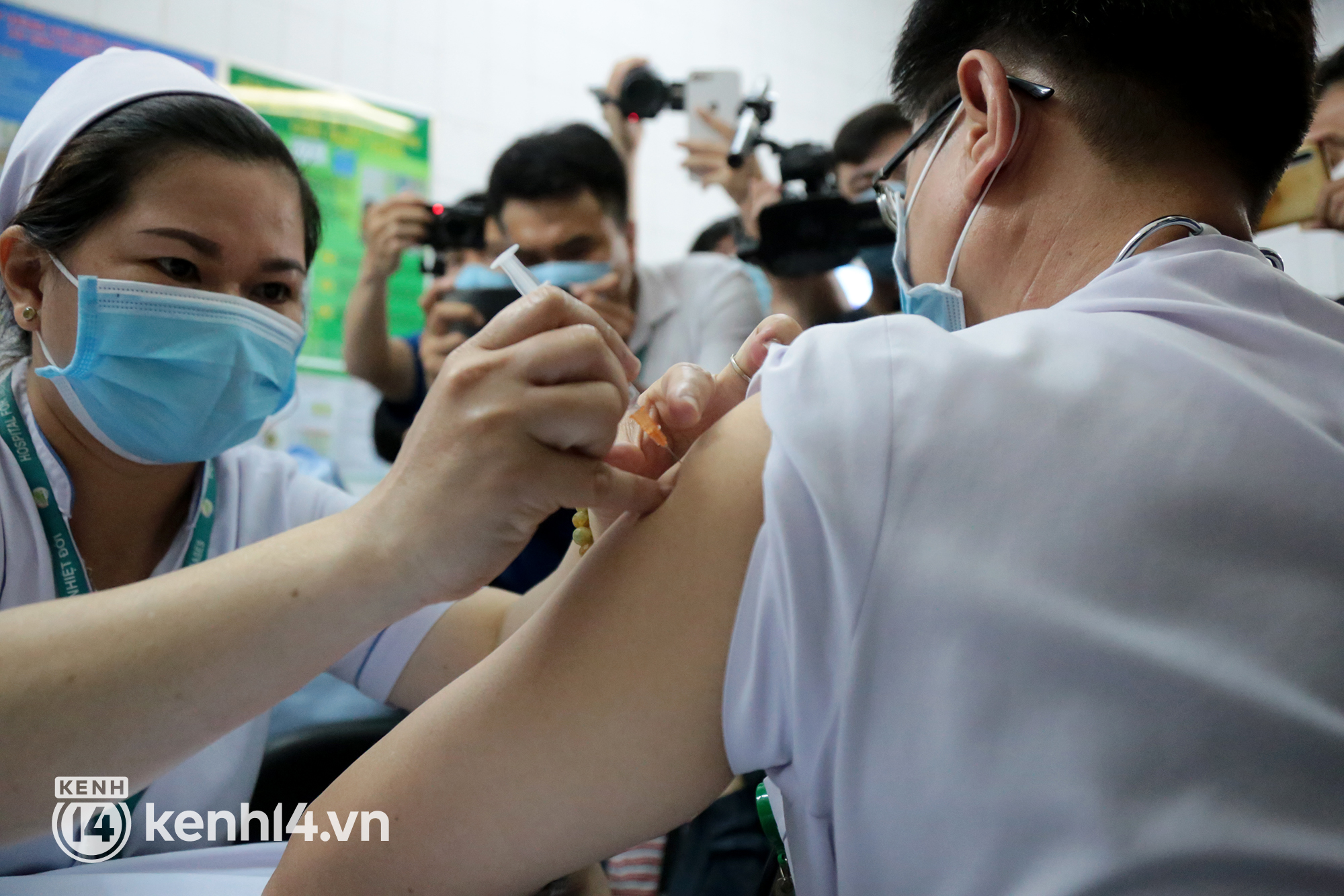 Gần 90% người dân trên 18 tuổi ở TP.HCM đã được tiêm vaccine mũi 1 - Ảnh 2.