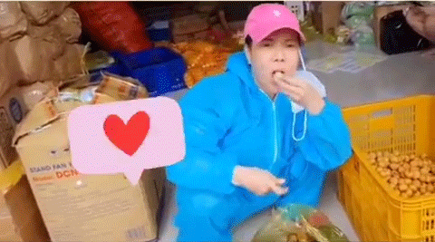 Đi làm thiện nguyện, nghệ sĩ Việt Hương được người dân tặng một món quà cực ấm lòng, nghe cách gọi tên là bật cười - Ảnh 3. Đi làm thiện nguyện, nghệ sĩ Việt Hương được người dân tặng một món quà cực ấm lòng, nghe cách gọi tên là bật cười - Ảnh 3.