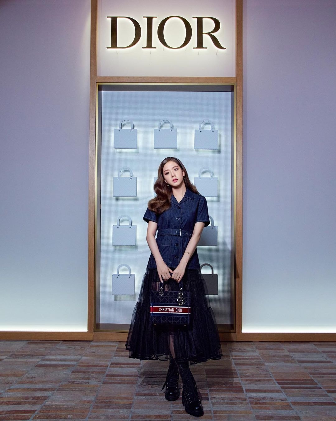Jisoo BlackPink trở thành người đầu tiên được diện đầm Dior Cruise 2022