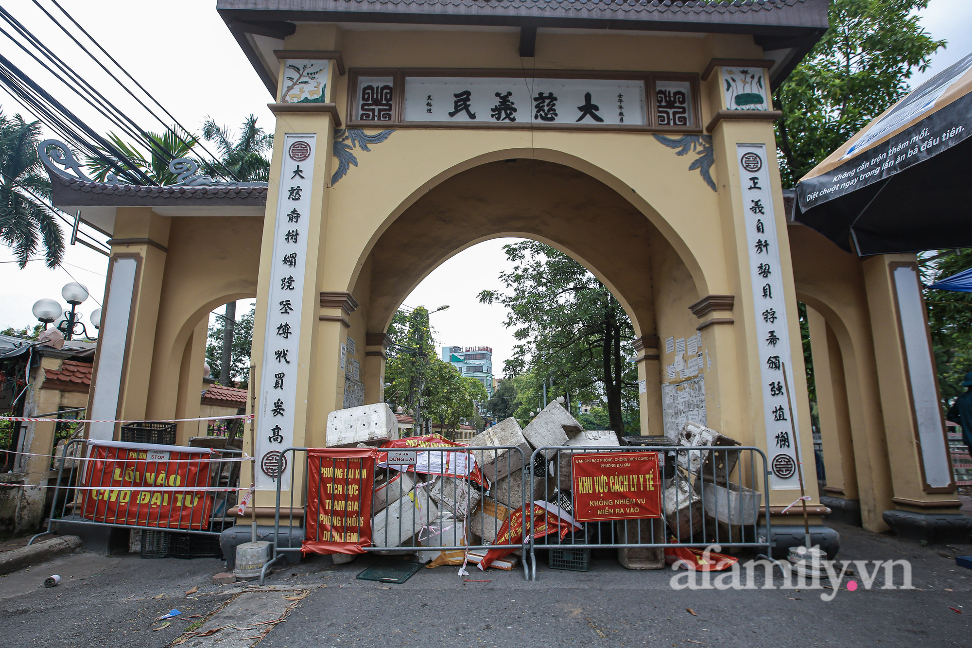 Hà Nội: Phong tỏa chợ Đại Từ vì có tiểu thương buôn bán tại chợ nghi nhiễm Covid-19 - Ảnh 1.