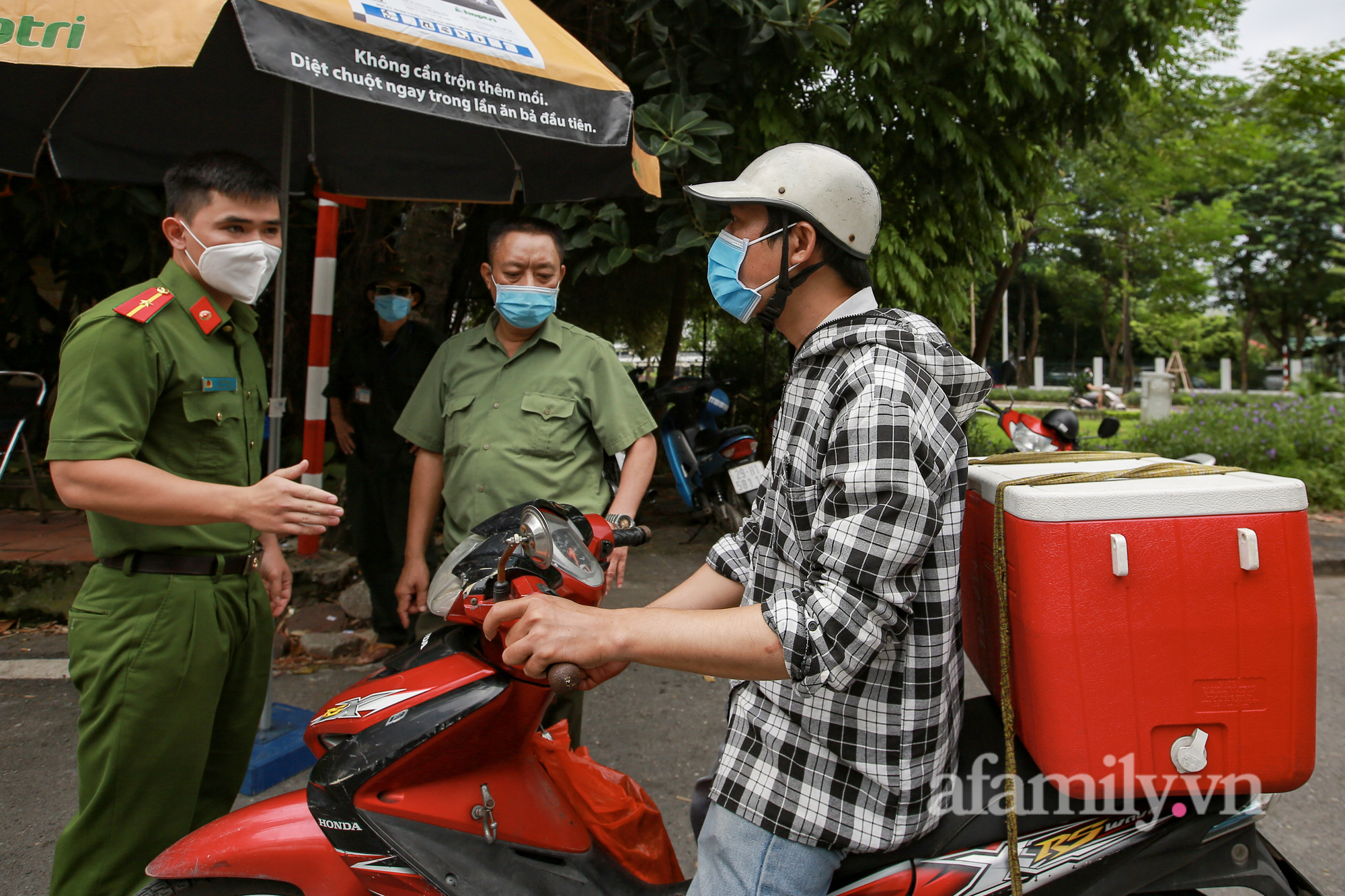 Hà Nội: Phong tỏa chợ Đại Từ vì có tiểu thương buôn bán tại chợ nghi nhiễm Covid-19 - Ảnh 3.