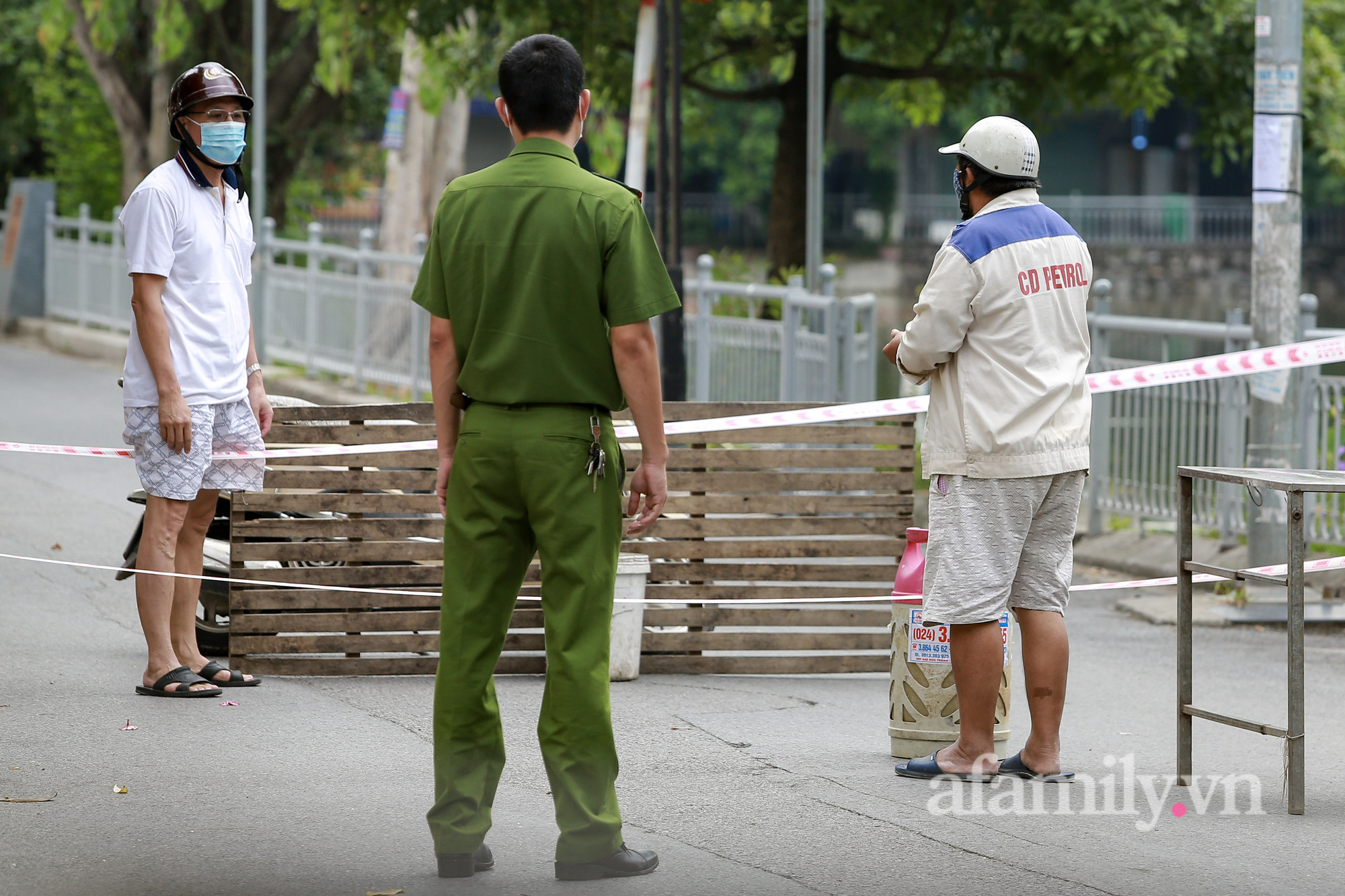 Hà Nội: Phong tỏa chợ Đại Từ vì có tiểu thương buôn bán tại chợ nghi nhiễm Covid-19 - Ảnh 7.