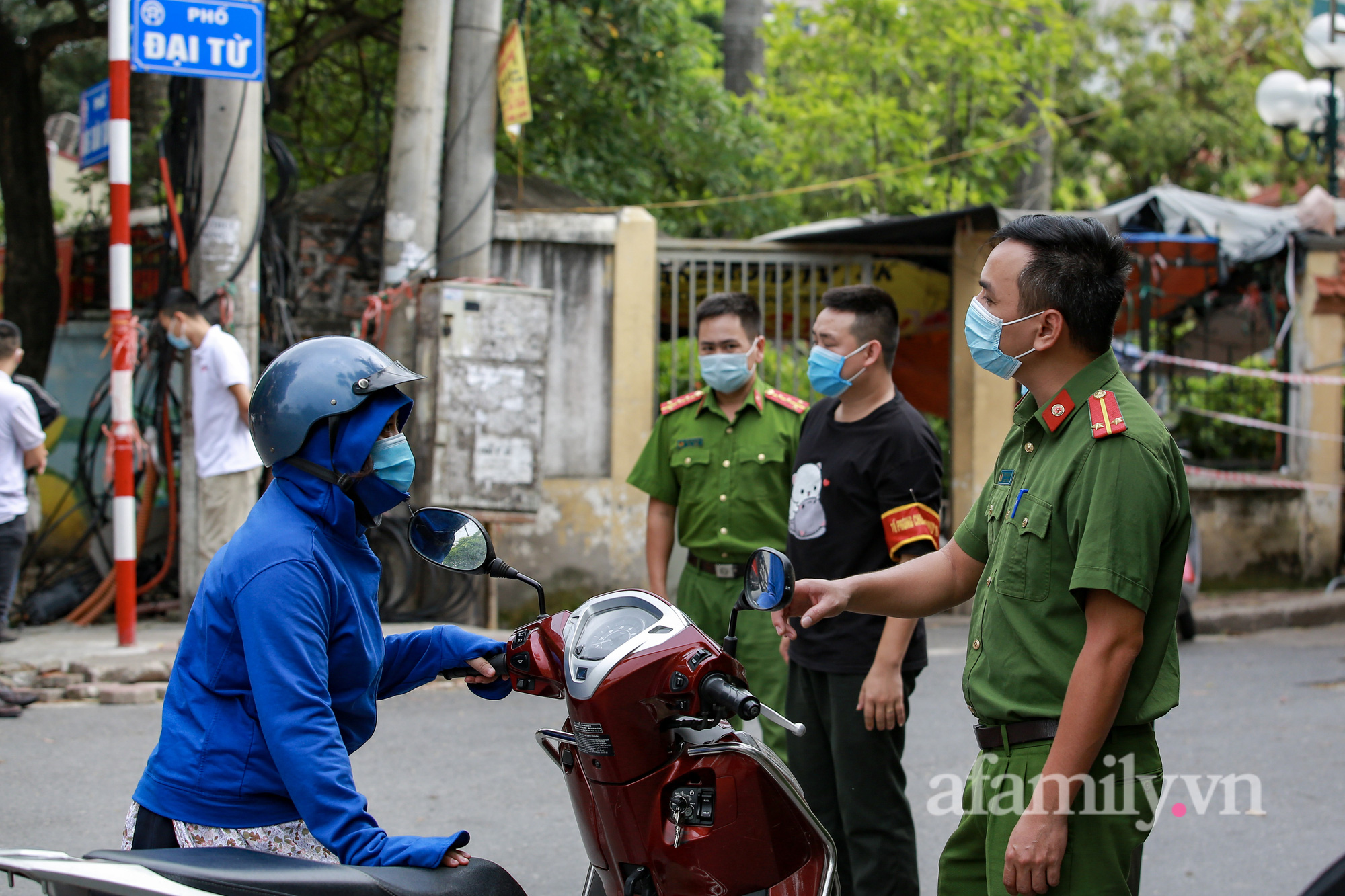 Hà Nội: Phong tỏa chợ Đại Từ vì có tiểu thương buôn bán tại chợ nghi nhiễm Covid-19 - Ảnh 2.