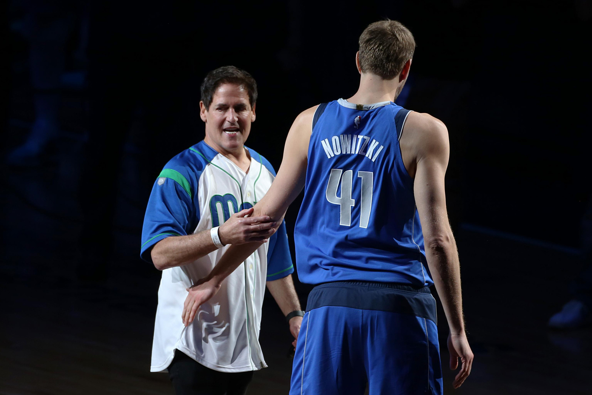 Cảm động chuyện Dirk Nowitzki từng từ chối hợp đồng khủng để ở lại Dallas Mavericks với mức lương chưa bằng 1/3 - Ảnh 3.