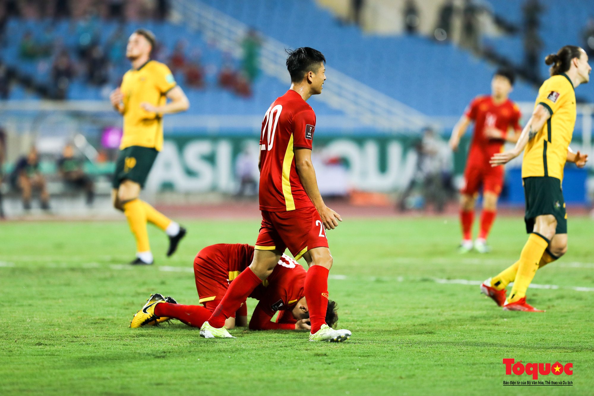 Những khoảnh khắc ấn tượng ở trận tuyển Việt Nam thua tiếc nuối Australia - Ảnh 8.